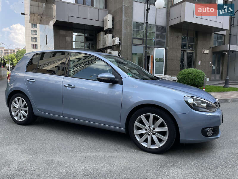 Хэтчбек Volkswagen Golf 2009 в Киеве