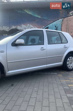 Хетчбек Volkswagen Golf 2003 в 