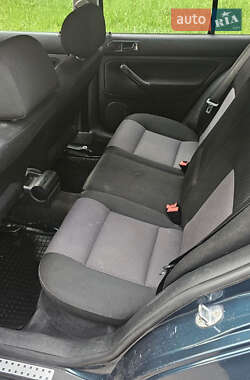 Хэтчбек Volkswagen Golf 2001 в 