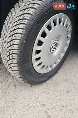Хэтчбек Volkswagen Golf 2001 в 