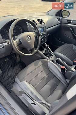Хэтчбек Volkswagen Golf 2004 в 