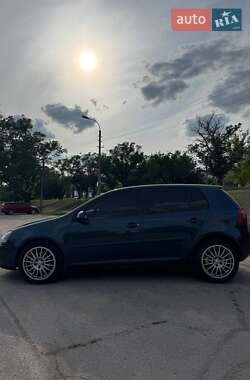 Хэтчбек Volkswagen Golf 2004 в 