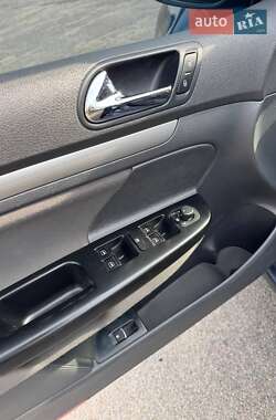 Хэтчбек Volkswagen Golf 2004 в 