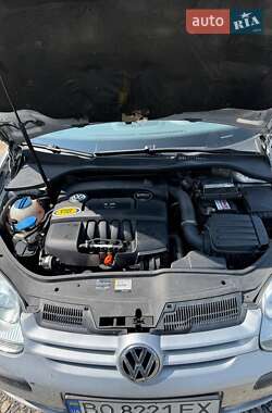 Хэтчбек Volkswagen Golf 2004 в 