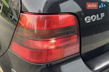 Хэтчбек Volkswagen Golf 2001 в 