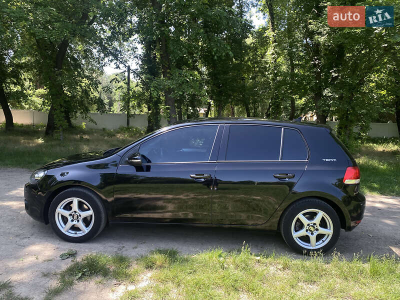 Хэтчбек Volkswagen Golf 2010 в 