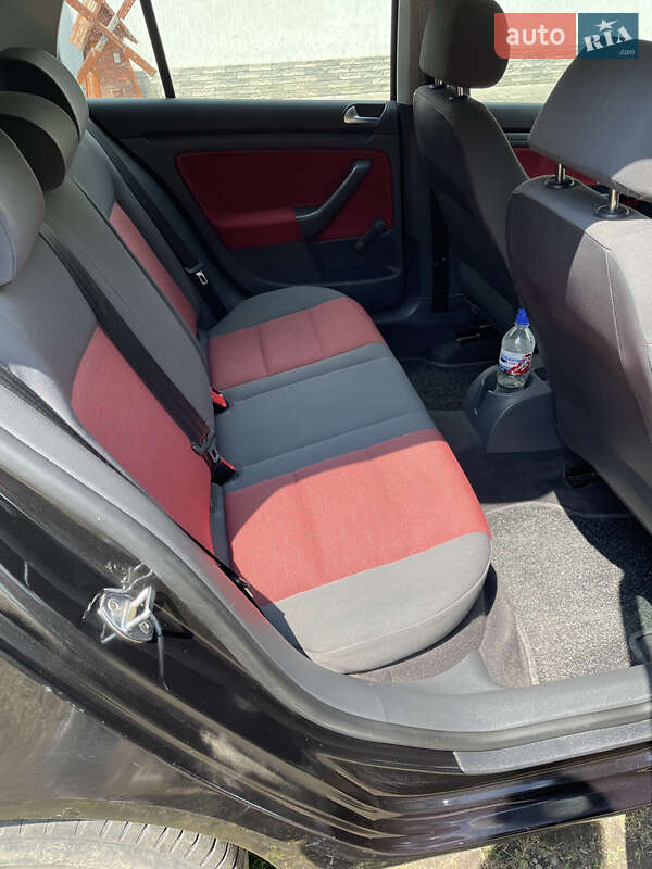 Хэтчбек Volkswagen Golf 2005 в Хотине