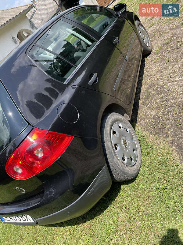 Хэтчбек Volkswagen Golf 2005 в Хотине