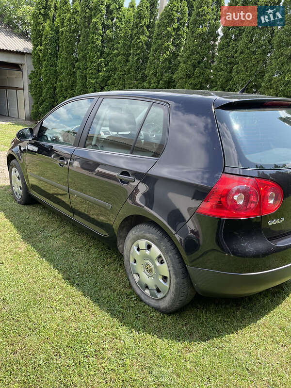 Хэтчбек Volkswagen Golf 2005 в Хотине