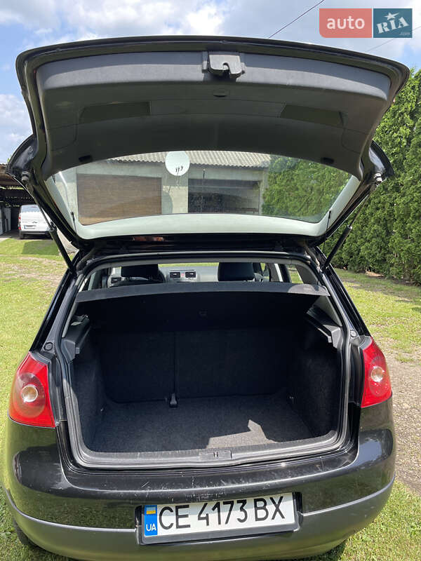 Хэтчбек Volkswagen Golf 2005 в Хотине