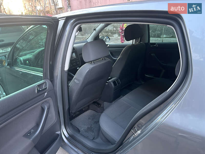 Хетчбек Volkswagen Golf 2004 в Запоріжжі