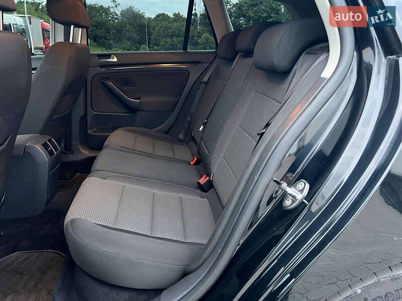 Універсал Volkswagen Golf 2011 в Радивиліві
