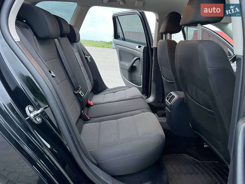 Універсал Volkswagen Golf 2011 в Радивиліві