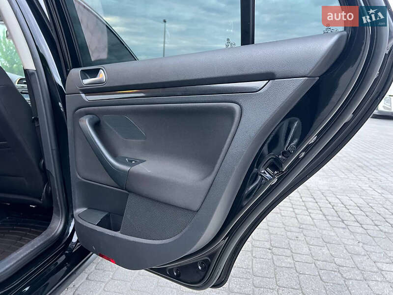 Універсал Volkswagen Golf 2011 в Радивиліві