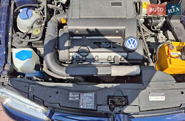 Хэтчбек Volkswagen Golf 2002 в 