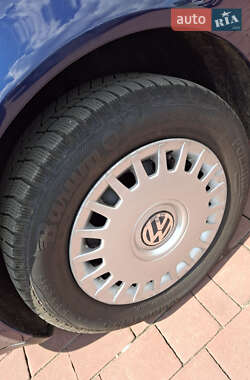 Хэтчбек Volkswagen Golf 2002 в 