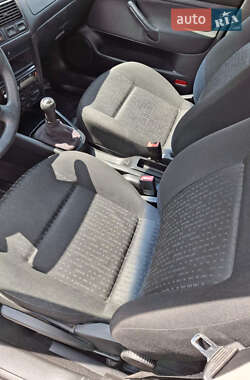 Хэтчбек Volkswagen Golf 2002 в 