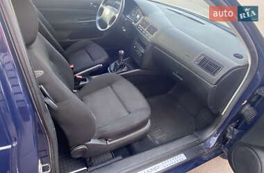Хэтчбек Volkswagen Golf 2002 в 