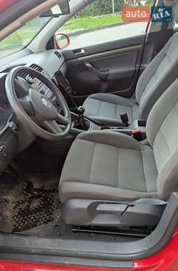 Хэтчбек Volkswagen Golf 2005 в 