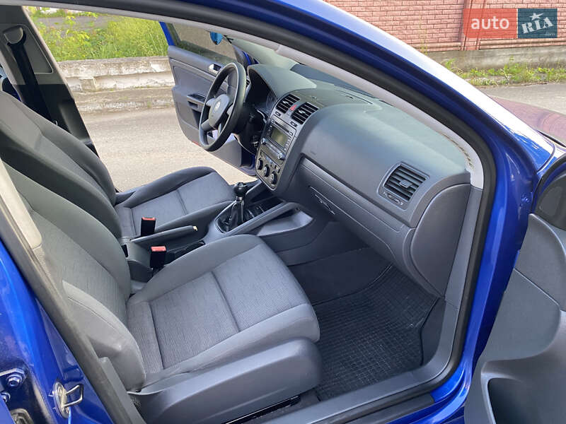 Хетчбек Volkswagen Golf 2004 в Івано-Франківську