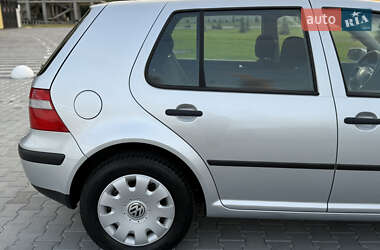 Хэтчбек Volkswagen Golf 2003 в 