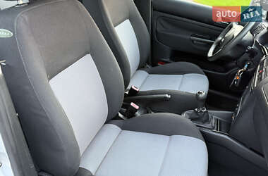 Хэтчбек Volkswagen Golf 2003 в 