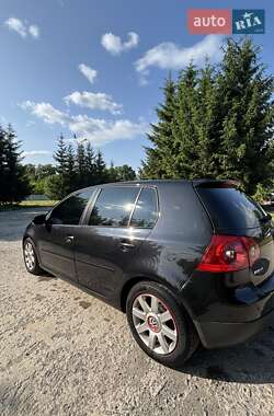 Хэтчбек Volkswagen Golf 2005 в 