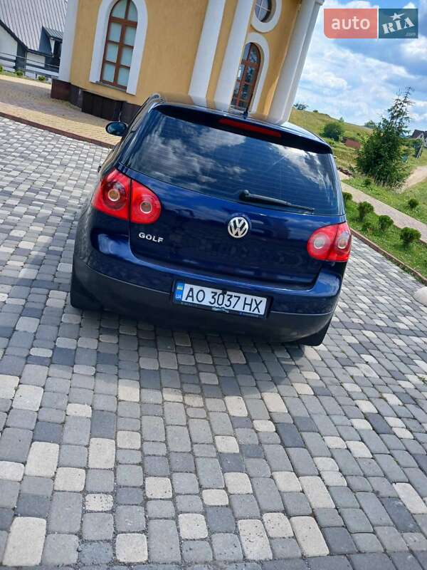Хетчбек Volkswagen Golf 2005 в Міжгір'ї