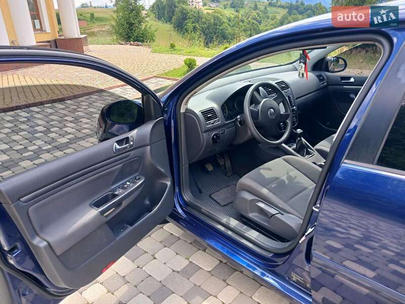Хетчбек Volkswagen Golf 2005 в Міжгір'ї