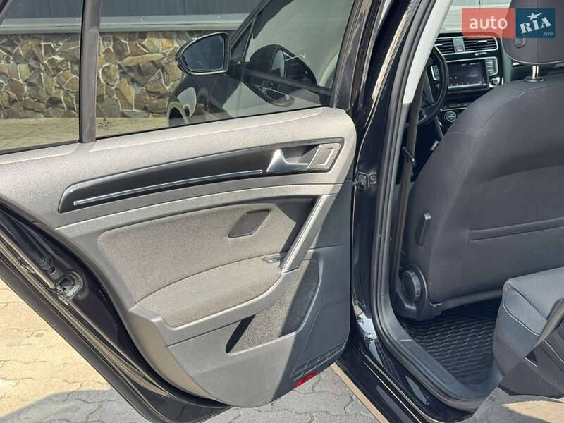 Хетчбек Volkswagen Golf 2013 в Стрию