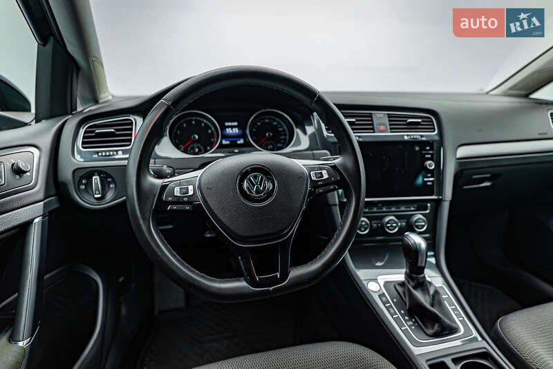 Хэтчбек Volkswagen Golf 2020 в Киеве