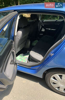 Хэтчбек Volkswagen Golf 2004 в 