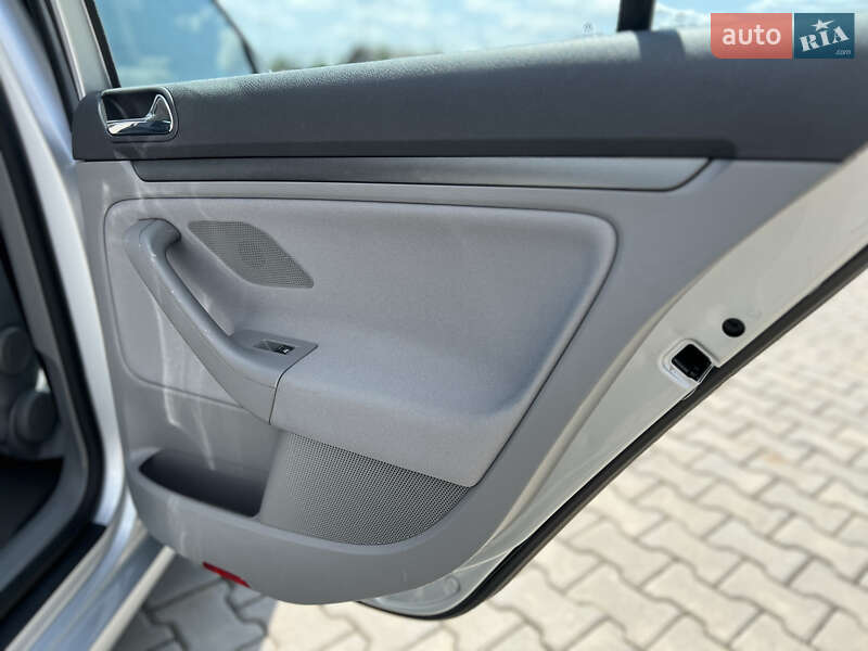 Хетчбек Volkswagen Golf 2004 в Івано-Франківську