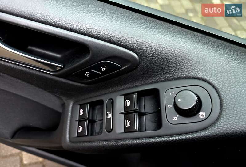 Хетчбек Volkswagen Golf 2009 в Полтаві