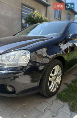 Хэтчбек Volkswagen Golf 2006 в Глыбокой