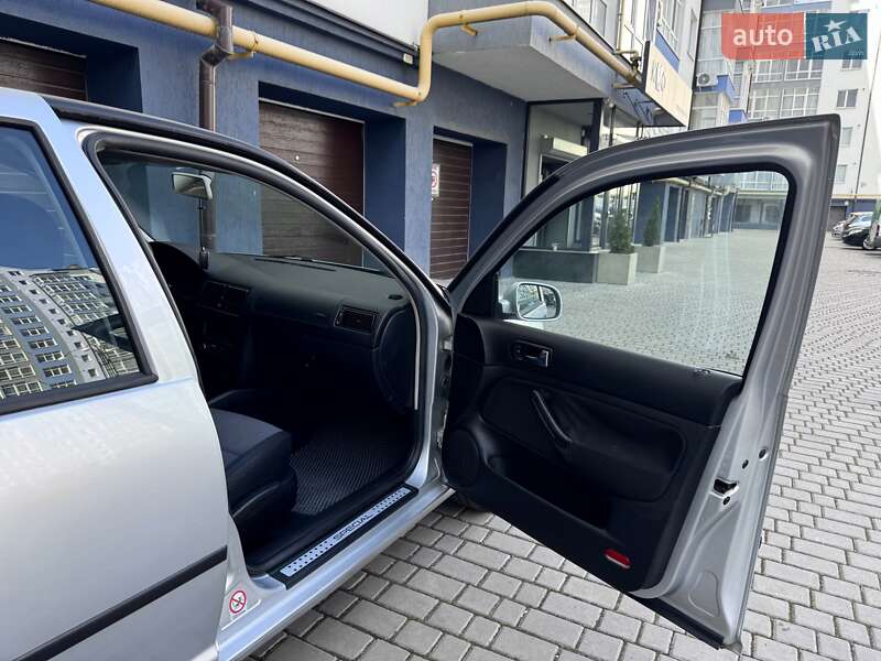 Хетчбек Volkswagen Golf 2002 в Івано-Франківську