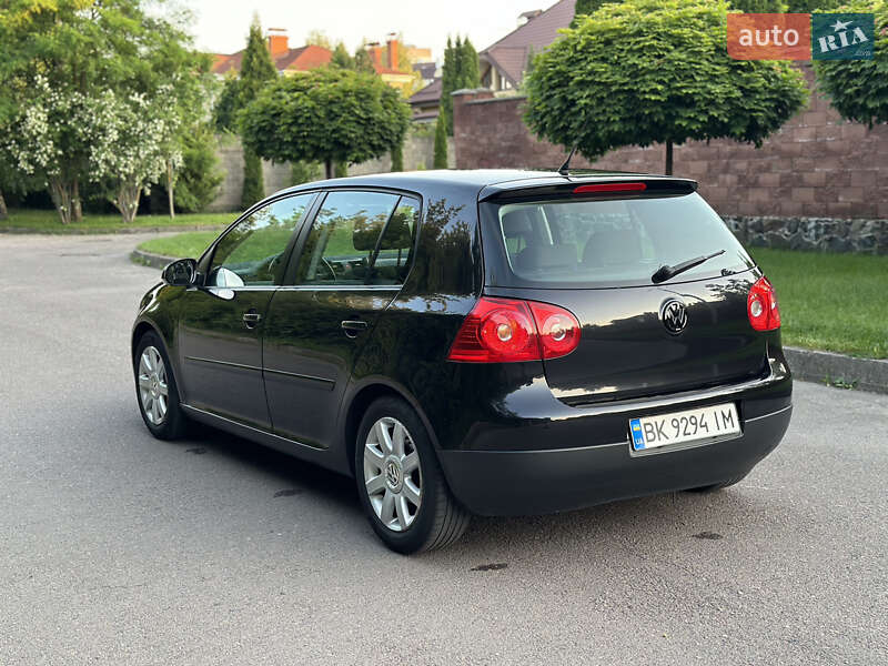 Хетчбек Volkswagen Golf 2005 в Рівному