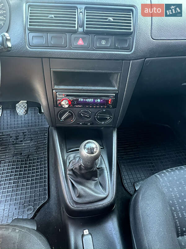 Универсал Volkswagen Golf 2004 в Ужгороде