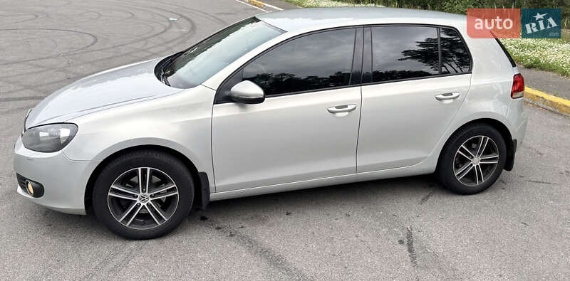 Хэтчбек Volkswagen Golf 2011 в Киеве