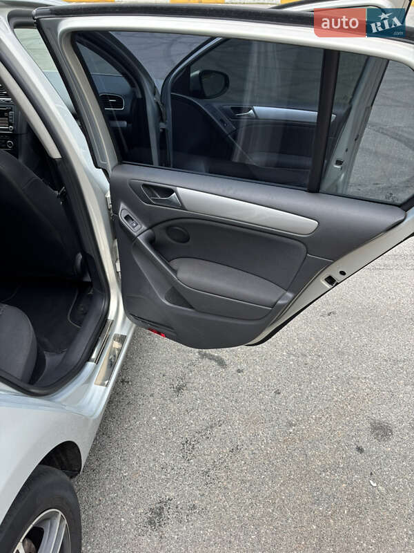 Хэтчбек Volkswagen Golf 2011 в Киеве