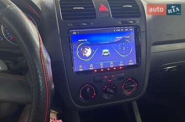 Хэтчбек Volkswagen Golf 2005 в 