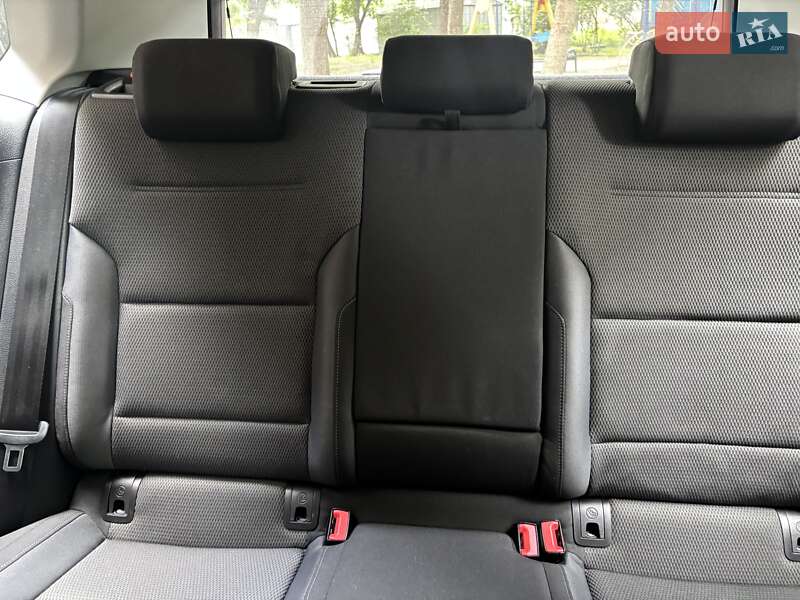 Хэтчбек Volkswagen Golf 2016 в Киеве