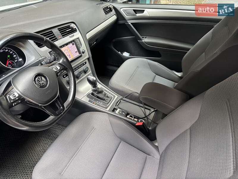 Хэтчбек Volkswagen Golf 2016 в Киеве