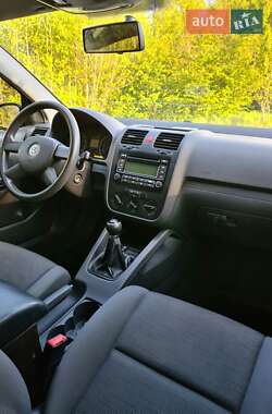 Хэтчбек Volkswagen Golf 2004 в 