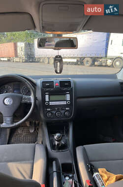Хэтчбек Volkswagen Golf 2004 в 
