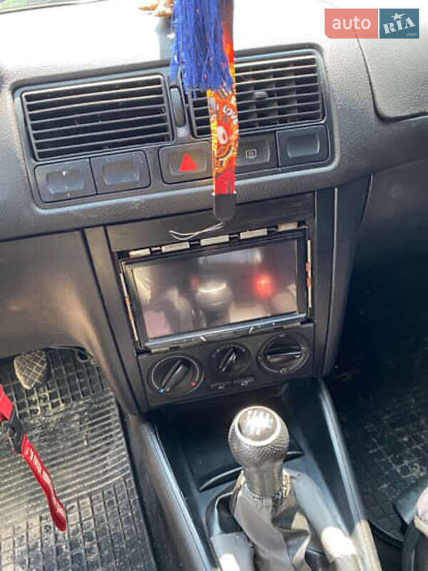 Хетчбек Volkswagen Golf 2001 в Романіву