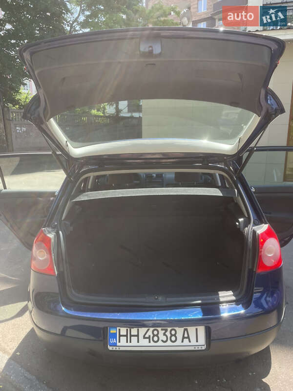 Хэтчбек Volkswagen Golf 2004 в Одессе