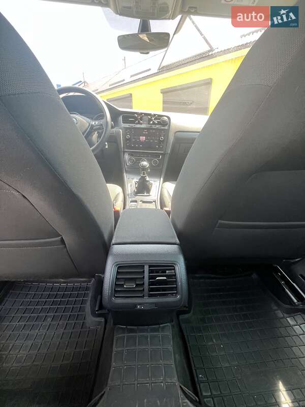 Универсал Volkswagen Golf 2018 в Ровно