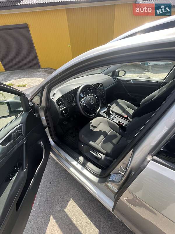 Универсал Volkswagen Golf 2018 в Ровно