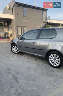 Хэтчбек Volkswagen Golf 2005 в 